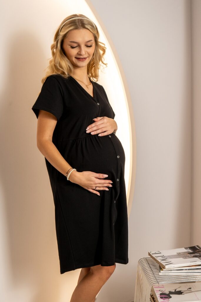 Czarna koszula do porodu rozpinana na całej długości