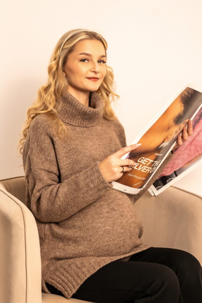 Kawowy sweter z szerokim golfem