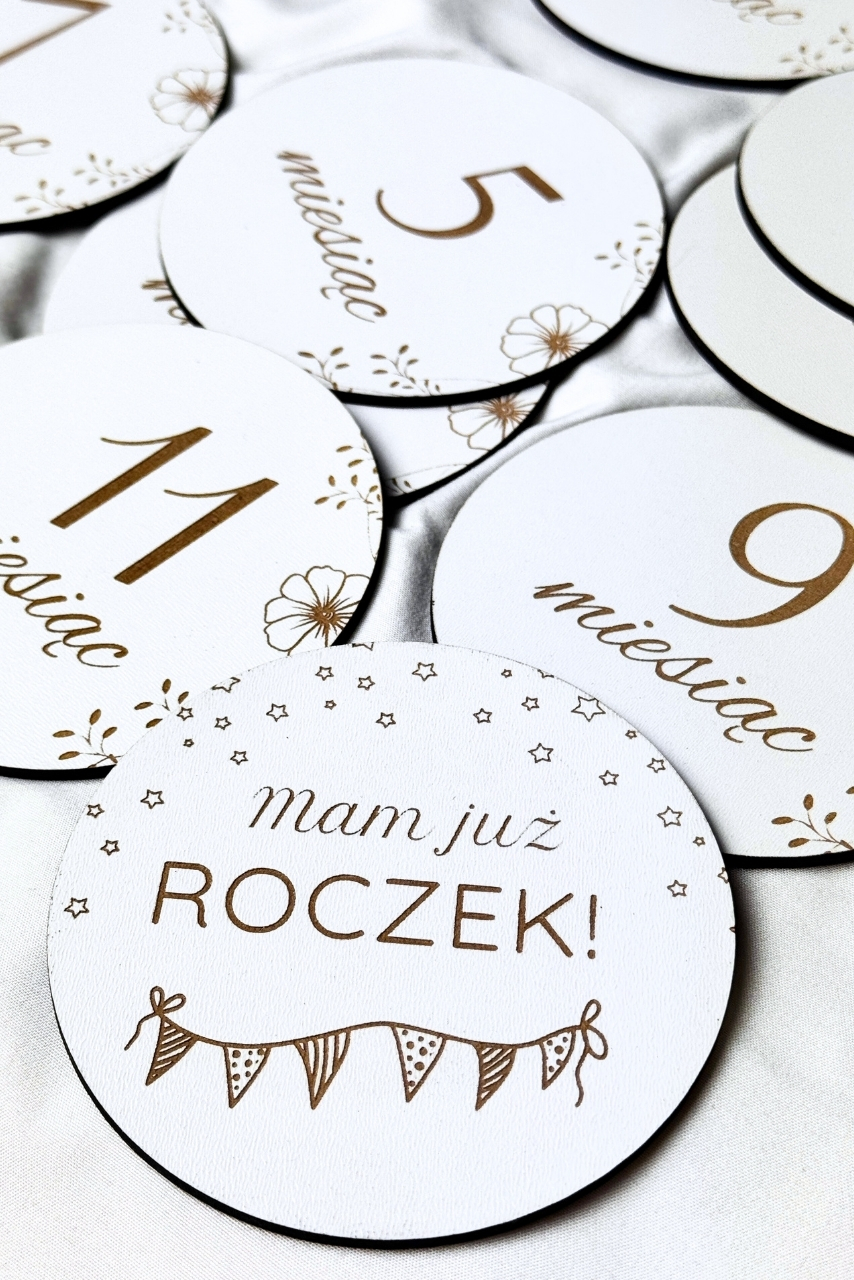 Białe karty do zdjęć z miesiącami - wzór kwiaty i girlanda