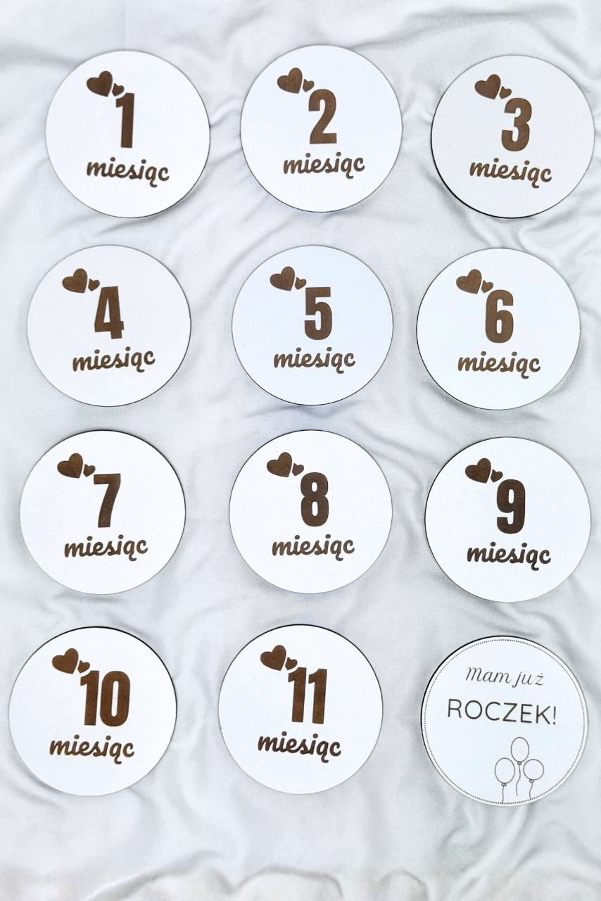 Białe tabliczki do zdjęć niemowlaka