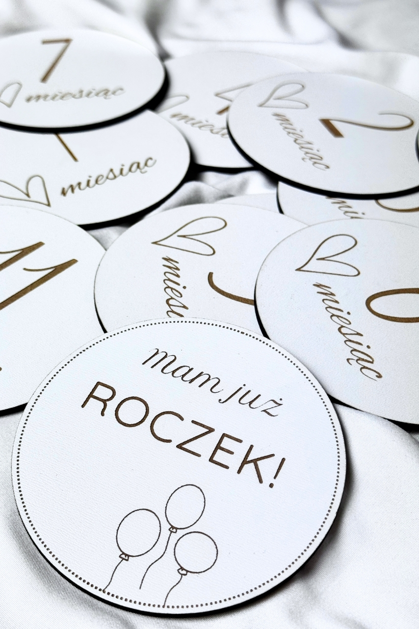 Białe tabliczki miesiące do robienia zdjęć - wzór serce rysowane i baloniki