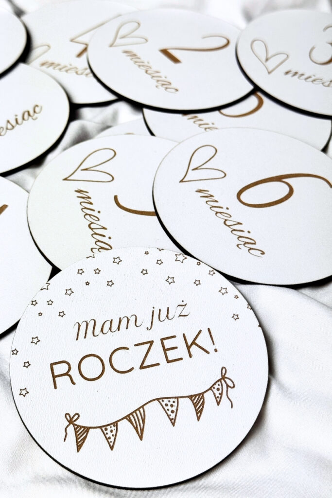 Białe tabliczki miesiące do zdjęć - wzór serce rysowane i baloniki