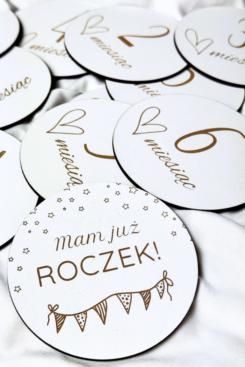 Białe tabliczki miesiące do zdjęć - wzór serce rysowane i baloniki