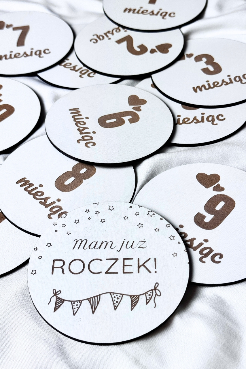 Białe tabliczki z miesiącami do zdjęć niemowlaka - wzór serca i girlanda