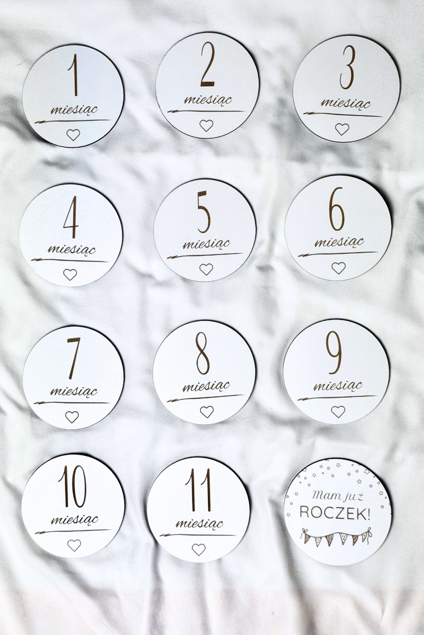 Białe tabliczki z miesiącami pamiątkowe